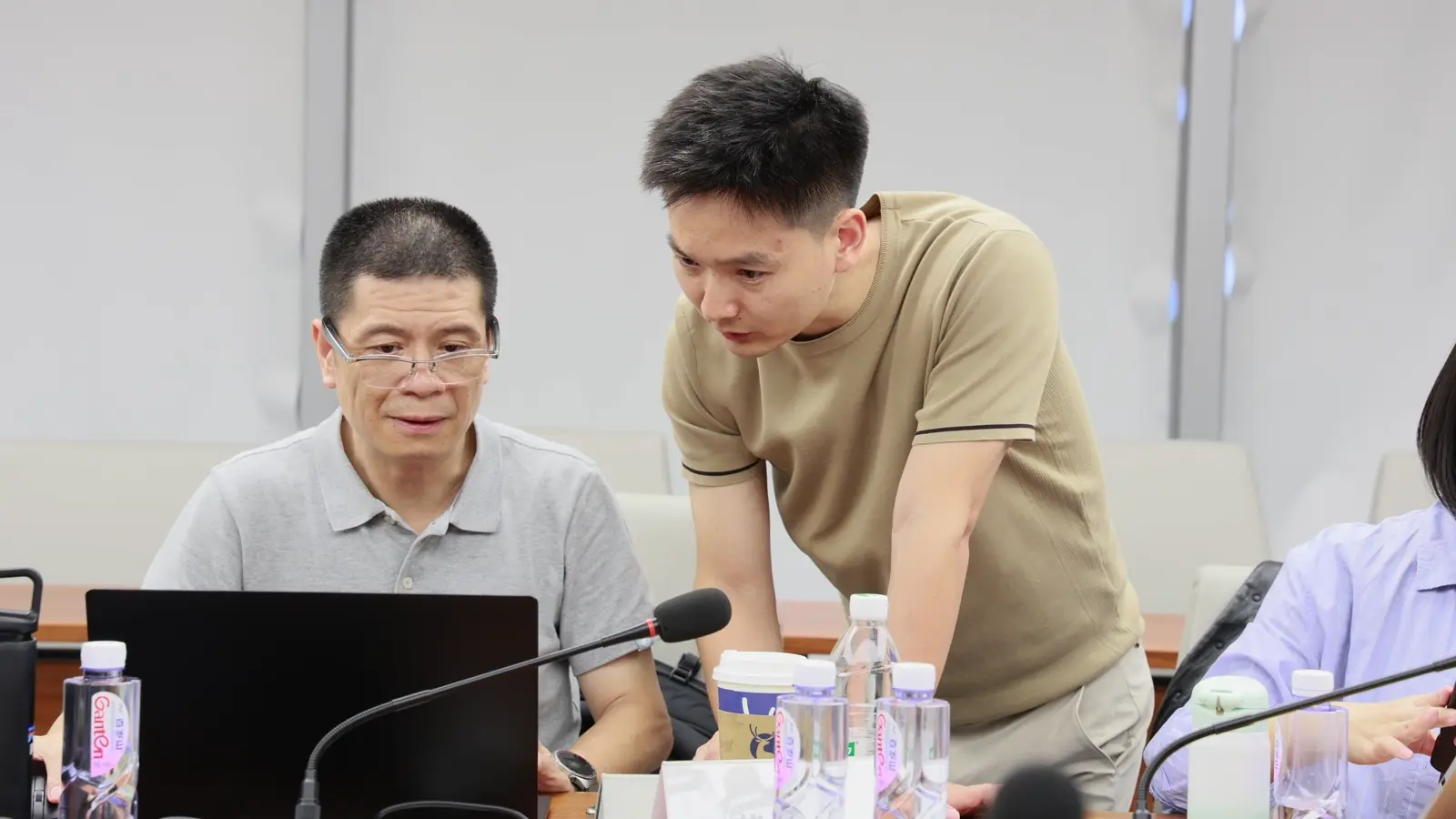 木羽在课堂中指导学员实操