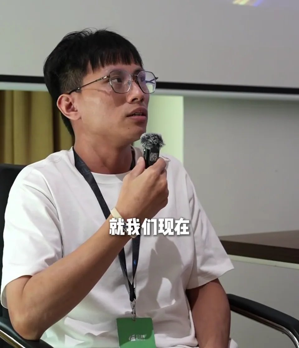 从客户沟通中的重复纪要，找到第一个应用切口。视频画面