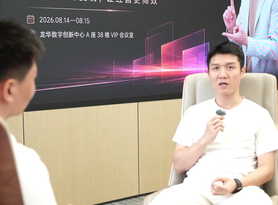AI按时更新船期，人审核后发给客户。视频画面