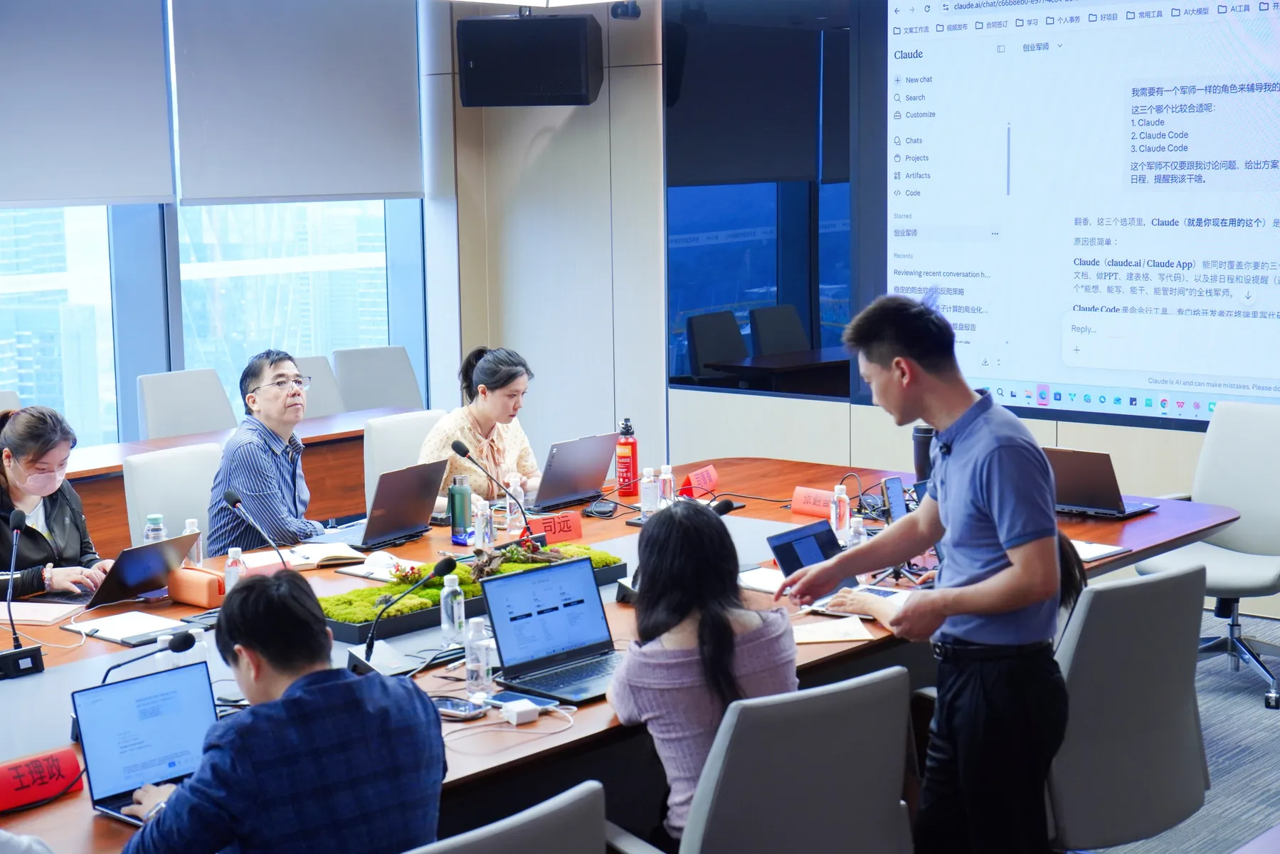 老师在训练营现场指导学员