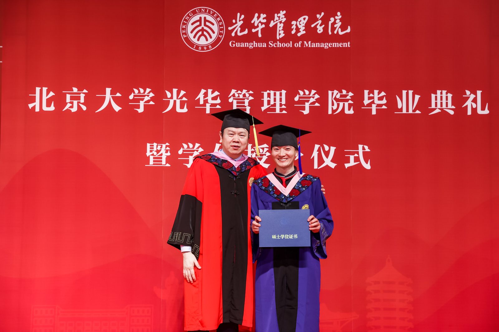毕业典礼 · 与光华管理学院刘俏院长合影
